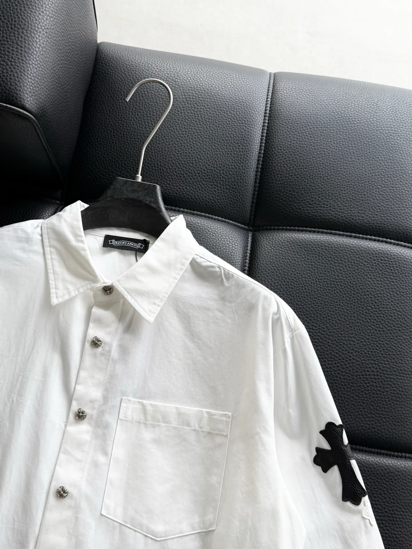 P510 Chrome Hearts leather cross leather embroidery shirt jacket! OS version can be worn by both men and women! The fabric is made of twill gauze cotton fabric! The texture is clear and smooth, not easy to wrinkle or fade! The embroidery process is complex and repetitive, and the requirements for the embroidery machine are very strict. The distance is always 45 centimeters! It won’t work if the spacing is too big, and it won’t work if it’s too small! The hardware is all carved and cast. This piece of clothing consumes a lot of material. More than 3 meters of material is used for one piece of clothing! After the garment is made, it needs to be fixed at high temperature, washed at a water temperature of more than 70 degrees, and softened by adding softener to make the upper body softer and smoother!   Color: black white Size: m-3xl Style number: 5879➕3731
